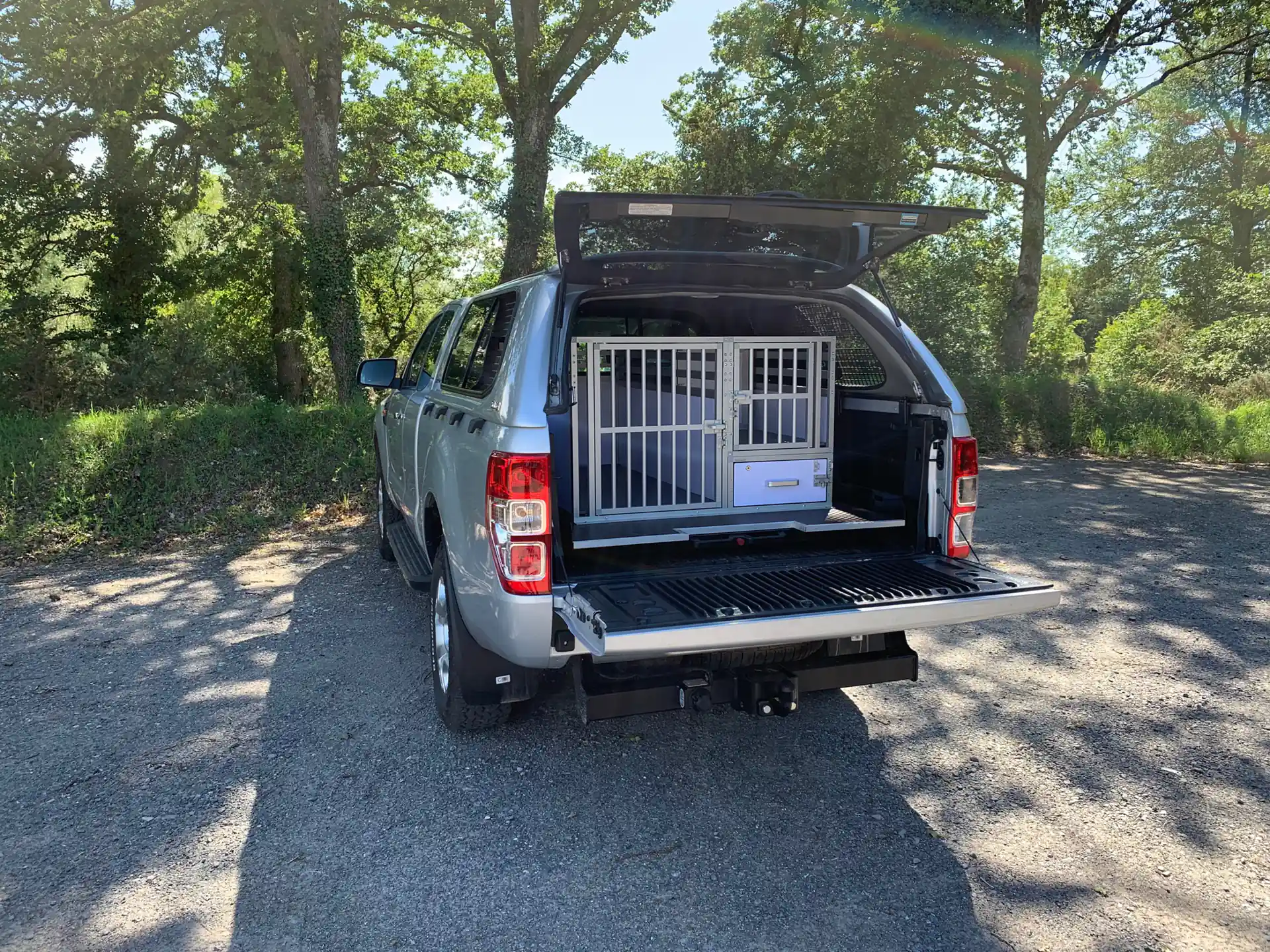 Cage pour chiens DogBox Pro Large Réhaussée. Caisses de transport sur  mesure pour le voyage en voiture.
